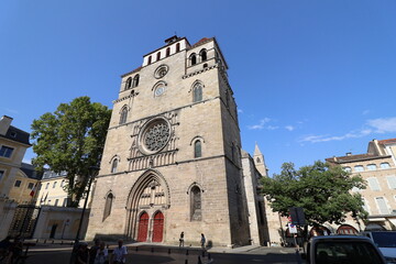 La cathédrale Saint Etienne, de style roman, vue de l'extérieur, ville de Cahors, département du Lot, France