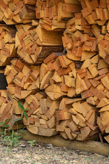 積み上げられた薪