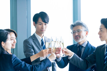 グラスを合わせて乾杯するビジネスマン