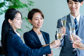 グラスを合わせて乾杯するビジネスマン