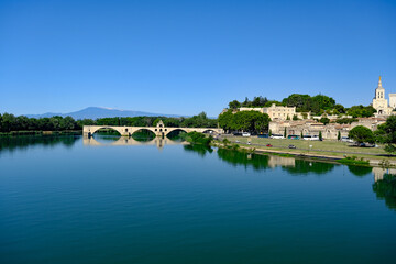 Fototapeta na wymiar Pont d'Avignon avec le Palais des Papes et le Rhône (Mont Ventoux en arrière plan)