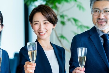 グラスを合わせて乾杯するビジネスマン
