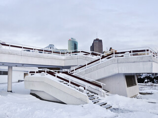 Escaleras blancas sobre blanca nieve