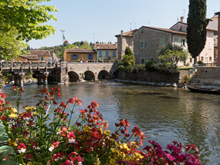 Fototapeta na wymiar hist. Brücke über den Fluß Mincio in Borghetto (Italien)