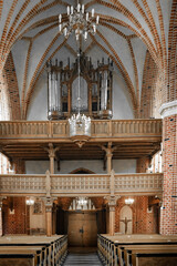 wnętrze kościoła,organy