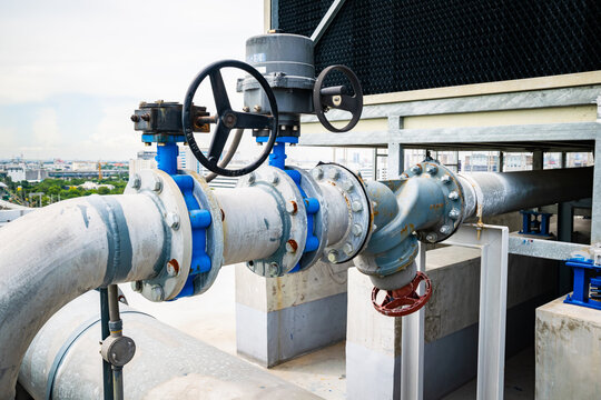 Open or close valve of cooling tower,butterfly valve beside of cooling Tower,screwing valve building cooling system,maintenance in working condition,anti-rust,rust is big problem of piping system.