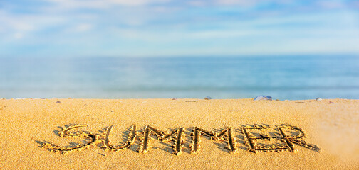 Das wort "summer" in den Sand geschrieben