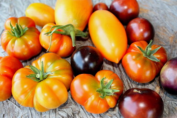 Nahaufnahme von einem Sortiment an Tomaten