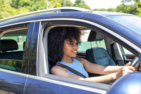 Young�woman driving car