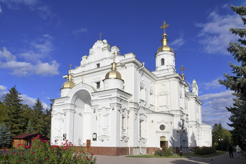 Fototapeta na wymiar Holy Dormition Cathedral in Poltava, Ukraine 