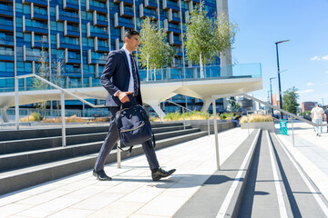 Businessman walking in business district © Cultura Creative