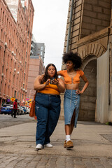 USA, New York City, Two young women on sidewalk