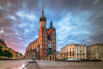 Fototapeta Rynek Główny w Krakowie z Kościołem Mariackim o wschodzie słońca latem - długi czas naświetlania obraz