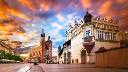 Rynek Główny w Krakowie z Kościołem Mariackim o wschodzie słońca latem - długi czas naświetlania - obrazy, fototapety, plakaty