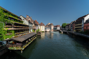 Fototapeta na wymiar Gerberviertel mit blumenbestückten Hausfassaden und Balkonen in Straßburg.
