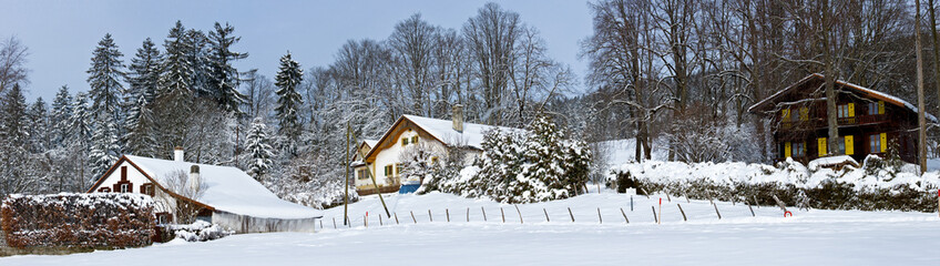 Schweiz Häusern mit Schnee bedeckt. Panorama
