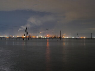 久津間海岸海中電柱と工場夜景