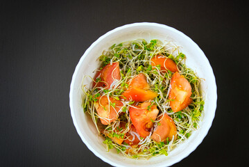 ファイトケミカルを豊富に含む、ブロッコリースーパースプラウトを使ったフレッシュなサラダ