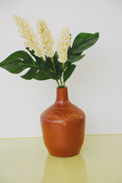 flores plantas jarron verde amarillo marron blanco