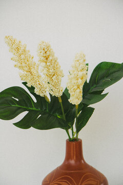 flores plantas jarron verde amarillo marron blanco