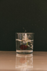 vaso cereza agua blanco negro 