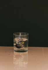 vaso cereza agua blanco negro 