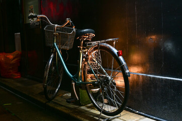 Fototapeta na wymiar 小倉中心街夜の自転車