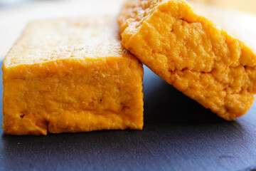 黒いお皿の上の厚揚げ