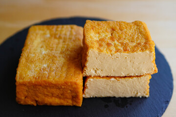 カットした厚揚げ