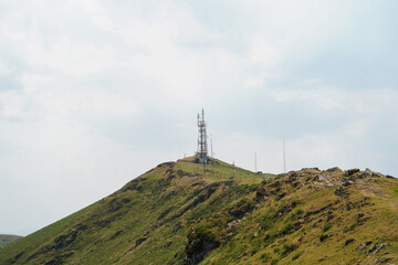 Antennes au sommet du mont Baïgura dans les Pyrénées du Pays Basque
