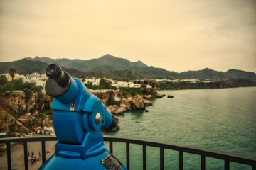 Telescopio con las playas de Nerja detr&aacute;s