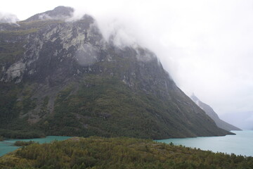 Paisajes noruegos, lagos, fiordos, iglesias.