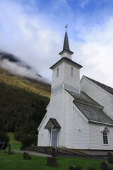 Fototapeta na wymiar Paisajes noruegos, lagos, fiordos, iglesias.