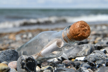 Flaschenpost an der Ostseeküste