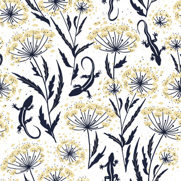 Delicate wild meadow print - seamless vector background. Vector seamless pattern with Lizards in the Queen Annes Lace Wildflower Daucus carota .
