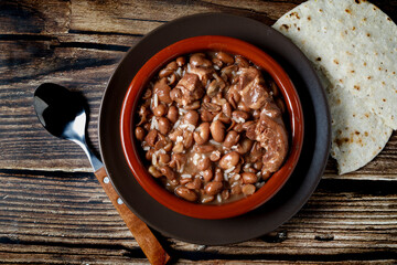 Black bean stew in clay pot © Cavan