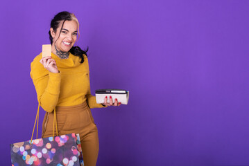 A women holding her wallet and shopping bag while showing a credit card.