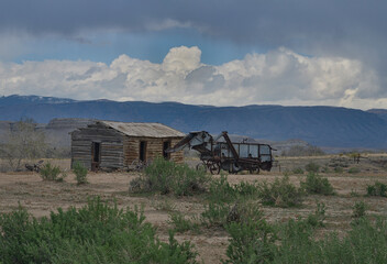 Naklejka premium Abandoned Farmhouse and Machinery on Wyoming Prairie