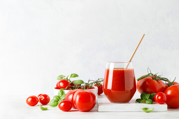 Tomato juice in a glass and fresh tomatoes - obrazy, fototapety, plakaty