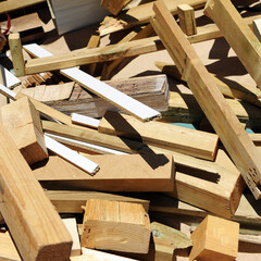 Montón de restos de madera. Restos de madera de la contrucción de un edificio. Pila de desechos...
