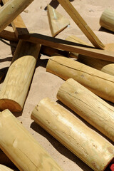 Restos de troncos de madera tratada para la contrucción de un chiringuito en la playa. Desechos de...