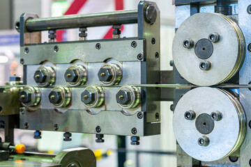 Roller or wire feeder pulley unit for guide and supply material to automatic pin or plug making...