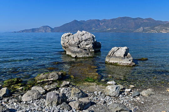 Felsen vor der Halbinsel Methana, Peloponnes, Griechenland // Rocks off the Methana Peninsula, Peloponnese, Greece