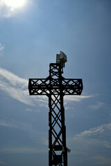 croce sul monte due mani