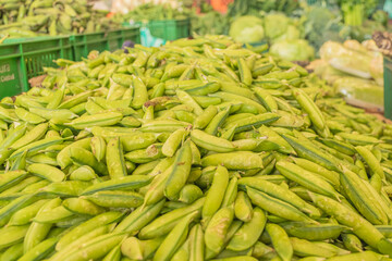 montaña de arveja para la venta en la plaza de mercado