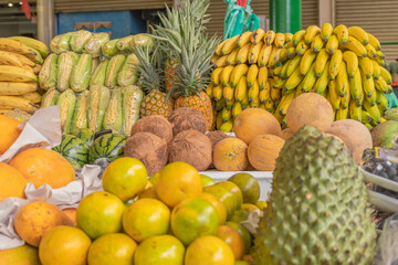 frutas frescas del cultivo a la plaza y de la plaza a la casa