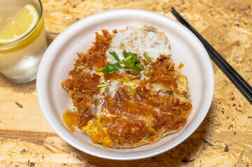 テイクアウトのかつ丼