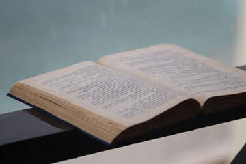 Fototapeta premium Offenes Buch auf Holzgeländer