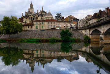 Fototapeta na wymiar old town of Périgueux, bridge over Isle River, Saint-Front Cathedral in background, World Heritage Sites of the Routes of Santiago de Compostela in France, Dordogne, Aquitaine, France, Europe