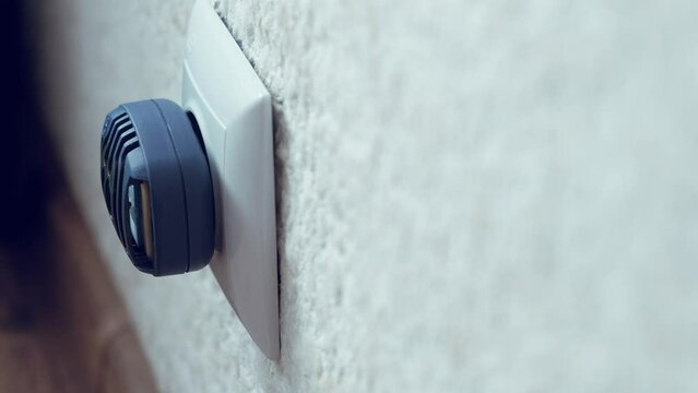 plugs mosquito repellant into socket